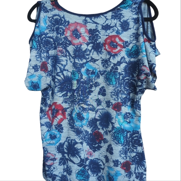 Medium multi blue color floral top. Short sleeve. Office or dinner wear - Picture 2 of 6